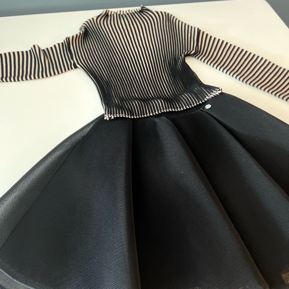 Only worn once and in MINT condition gorgeous skirt and blouse!!! - Picture 3 of 11